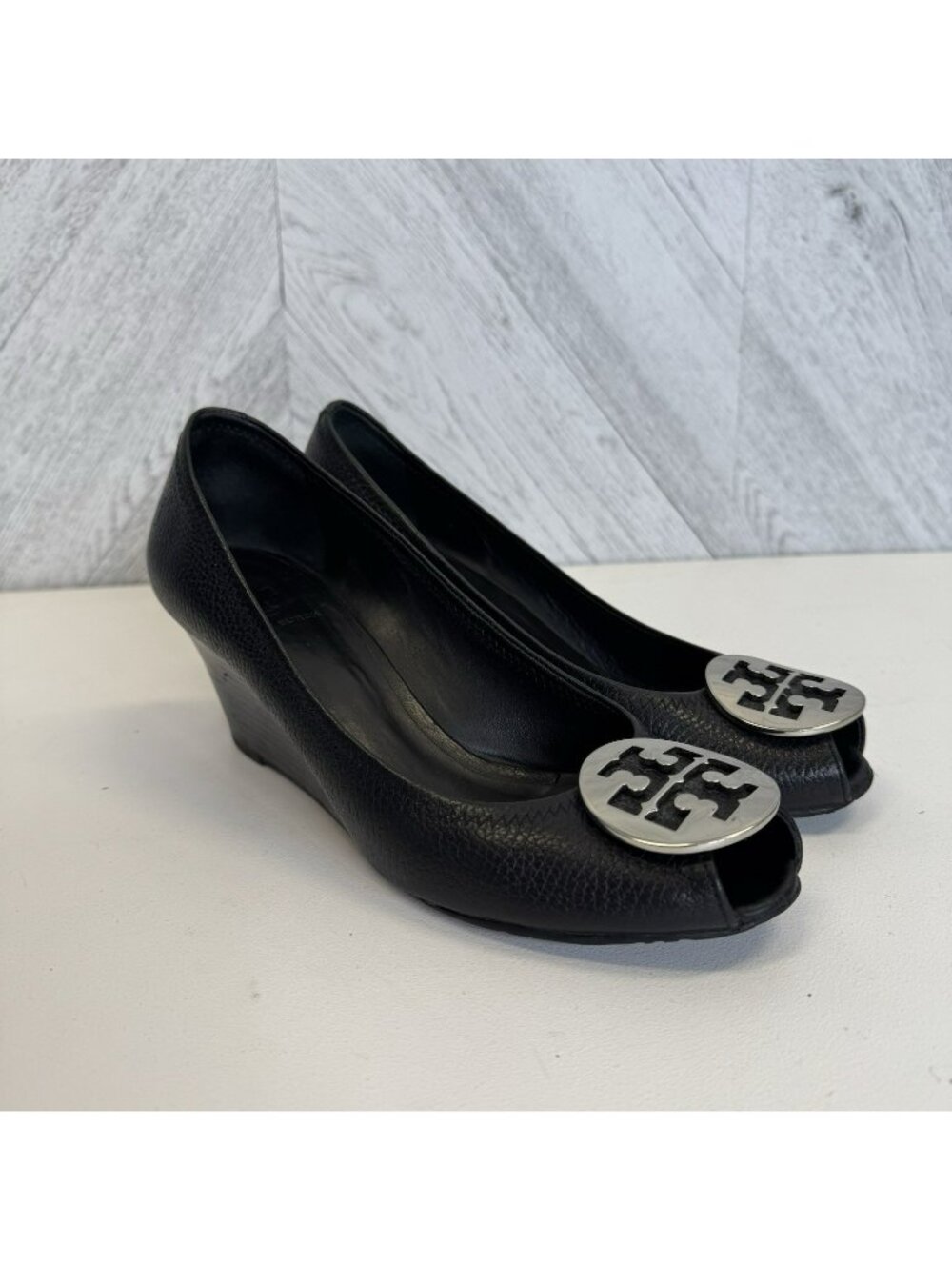 Tory Burch Sally 2 Black Leather Peep Toe Wedge Shoes Womens Size 10 Silver Logo